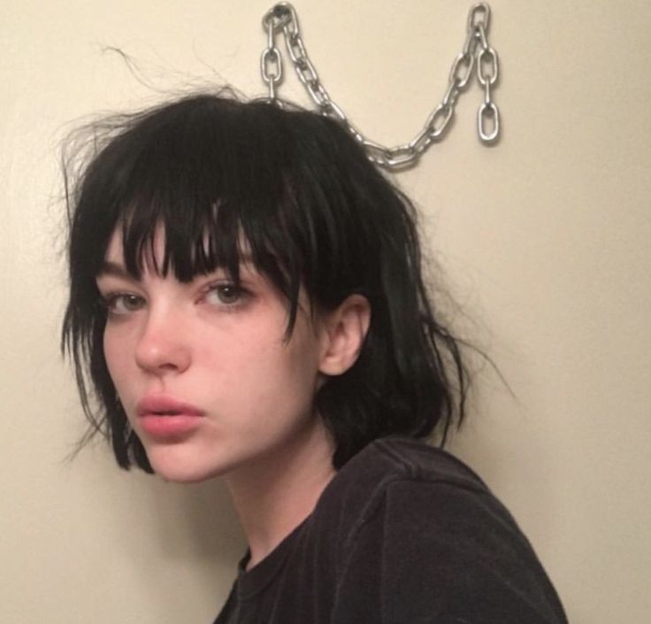 𝐓𝐢𝐭𝐚𝐧𝐢𝐚𝐡 : Girls Black Bob With Bangs, Girl With Short Black Hair, Short Black Hair, Short Grunge Hair, Costume Noir, Short Black Hairstyles, Grunge Girl, Hair Reference, Grunge Hair