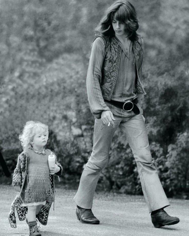 Hippie dad walking with his daughter, Amsterdam, 1967 by Toni Riera. Uk Icon, Mundo Hippie, Retro Cardigans, Boho Chique, Mode Hippie, Hippie Culture, Joan Baez, Joe Cocker, Hippie Chick