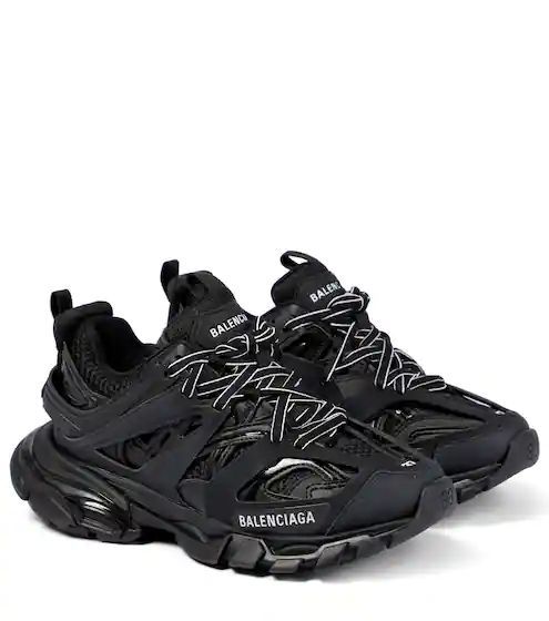 Could look for chunky black sneakers Tenis Balenciaga, Balenciaga Track Black, Balenciaga Track Sneakers, Track Sneakers, Balenciaga Shoes Sneakers, Pretty Sneakers, Rubber Sneakers, Black Balenciaga, Basket Noir