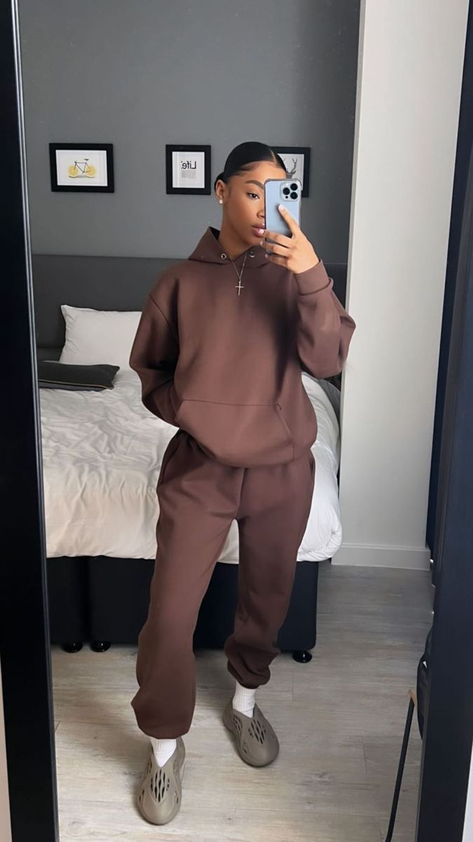 Brown Sweatsuit Outfits Women, Matching Sweatsuit Outfits Women, Winter Tracksuit Outfits, Brown Sweatsuit Outfit, Sweatsuit Outfits Black Women, Brown Sweats Outfit, Brown Tracksuit Outfit, Sweat Suit Outfits Black Women, Two Piece Sweat Suit Outfit