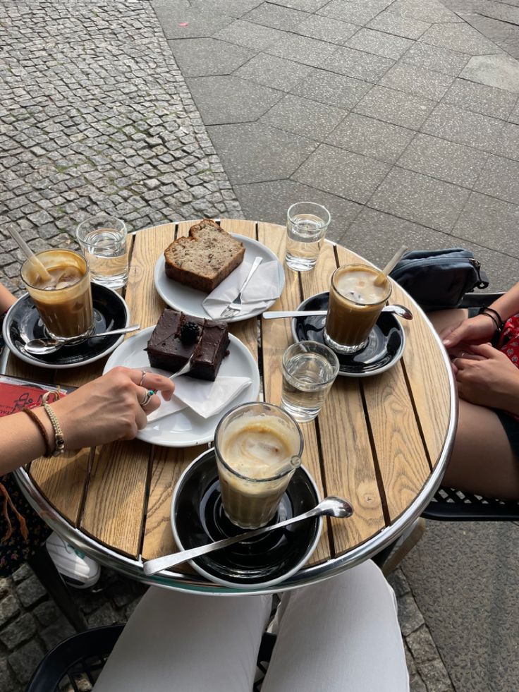 coffee table with friends Coffee And Cake Aesthetic, Coffee With Bestie, Coffee Date With Friends, Coffee Dates Aesthetic, Latte Cake, Cafe Vibes, Friends Cafe, Friends Coffee, Coffee Party