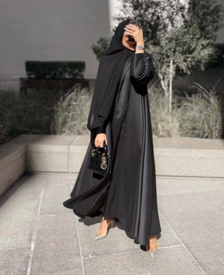 Black Abaya Designs Dubai Style, Black Abaya Designs Dubai, Abaya Fashion Black, New Abaya Designs, New Abaya Style, Abaya Designs Dubai, Turkish Abaya, Arabic Abaya, Black Abaya Designs