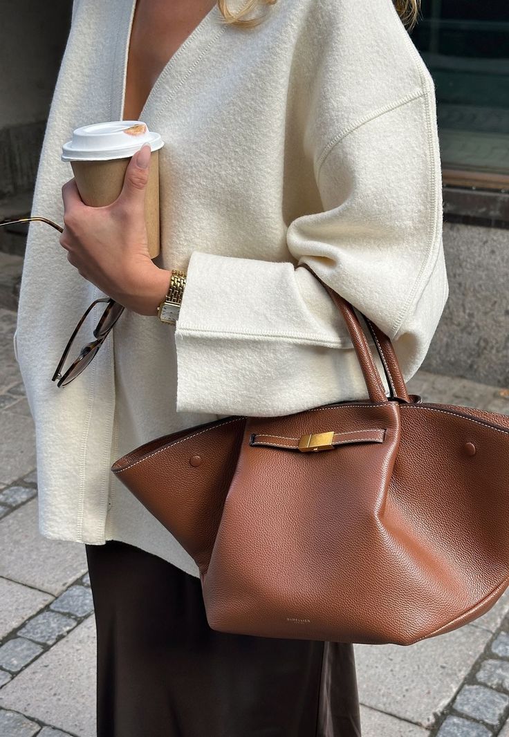 Sac Tote Bag, Wealthy Women, Coat Women Fashion, Loose Coats, Outwear Women, Winter Vibes, Fall Fits, Woolen Coat, Looks Chic