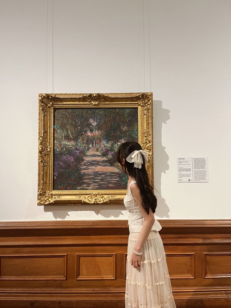 museum aesthetic, art aesthetic Art Museum Aesthetic Pink, Paris Museum Outfit, Metropolitan Museum Of Art Aesthetic, Art Museum Photo Ideas, Debussy Aesthetic, Art Museum Outfit Aesthetic, Monique Aesthetic, Art Museum Outfit Summer, Museum Fits Aesthetic