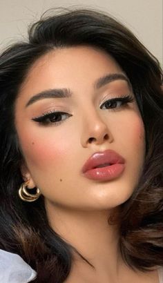 Makeup Looks For Rounded Face, Nursing Makeup Looks, Makeup With Moles, Clear Skin Makeup Look, Make Up Ideas For Morena, Mexican Make Up Looks, Make Up For Round Faces, Makeup Doe Eye, Makeup For Birthday Party