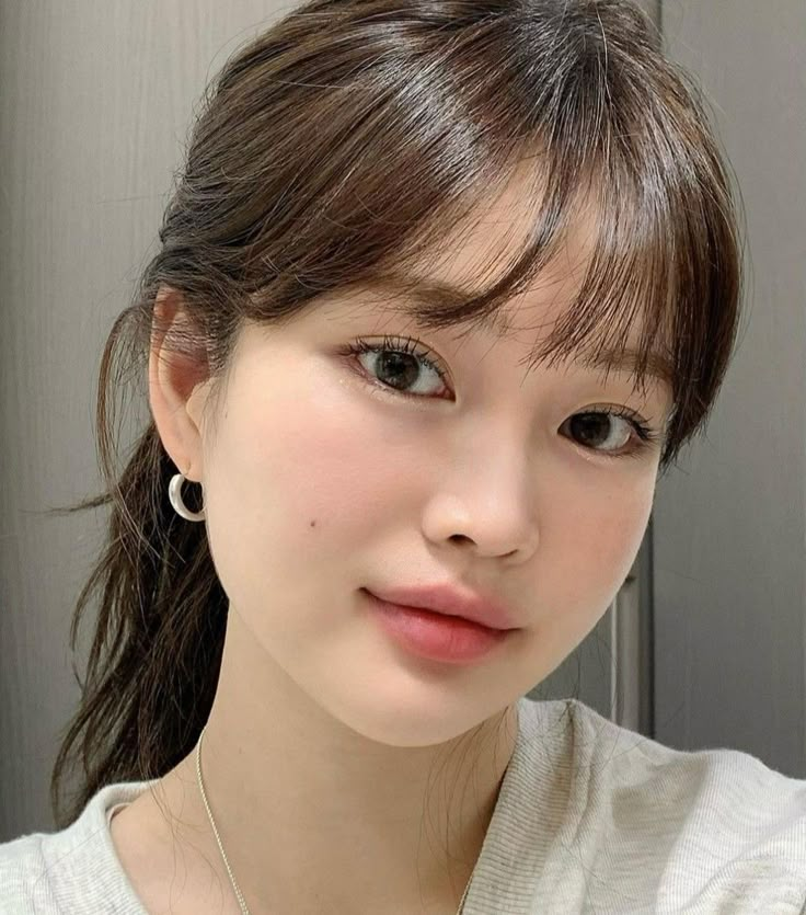 Bangs For Rounded Face, Light Bangs With Short Hair, Korean Round Face Hairstyles, Bangs Round Face Asian, Asian Bangs Long Hair Straight, Chest Length Haircut With Bangs, Round Face Asian Haircuts, Korean Makeup For Round Face, Haircut For Round Face Asian