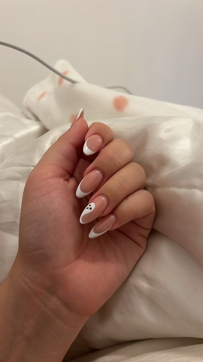 Natural Wedding Nails Almond, Halloween Nails Square Ghost, Nail Ideas Simple Halloween, Cute Simple Autumn Nails, October Nails Ideas Simple, Ghost Tips Nails, Simple White Halloween Nails, Gel Extensions Nails Ideas, Basic Gel X Nails