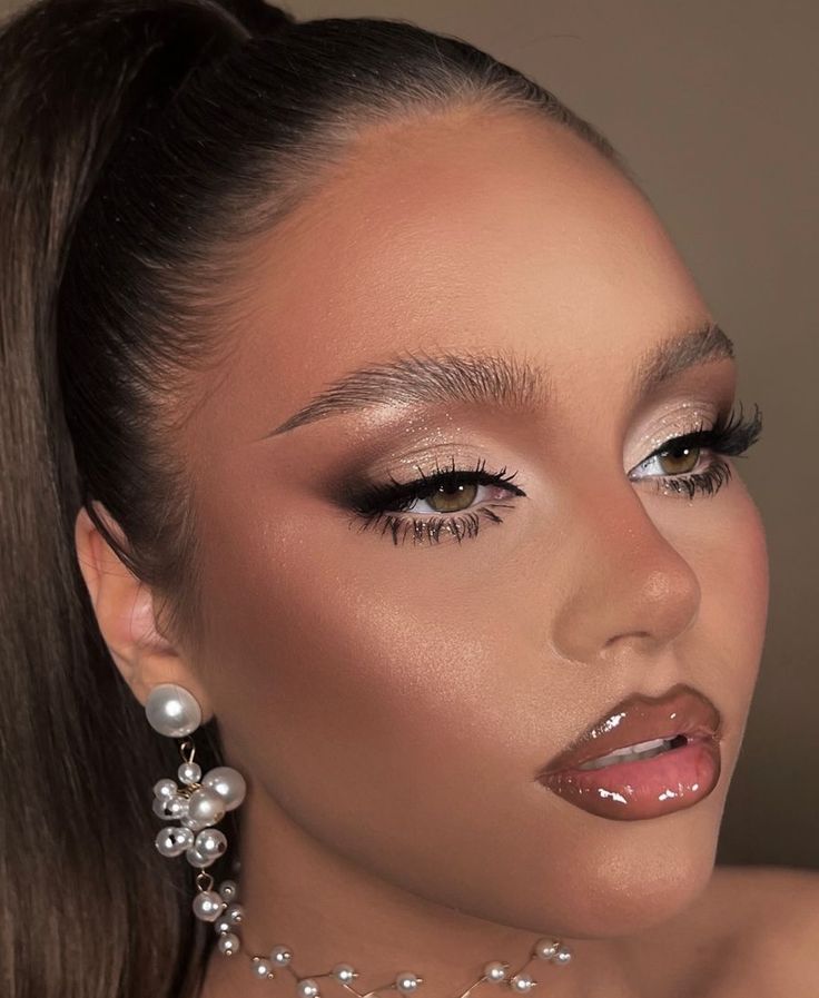 Sparkle Bridal Makeup, White Party Makeup, Sultry Makeup Looks Brown Eyes, Glam Birthday Makeup Looks, Bronze Glam Makeup, Mua Outfits, Makeup Forever Lip Liner, Glitter Eye Makeup Looks, Advent Calendar Makeup