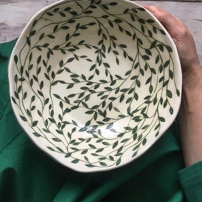 керамическая посуда Vines On Pottery, Botanical Pottery Painting, Green Pottery Painting Ideas, Pottery Painting Ideas Green, Green Pottery Painting, Pottery Painting Green, Ceramic Bowls Painting Ideas, Pottery Painting Inspo Bowl, Clay Bowl Painting Ideas