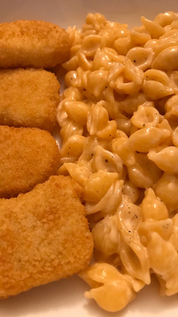 macaroni and cheese with fried chicken on the side