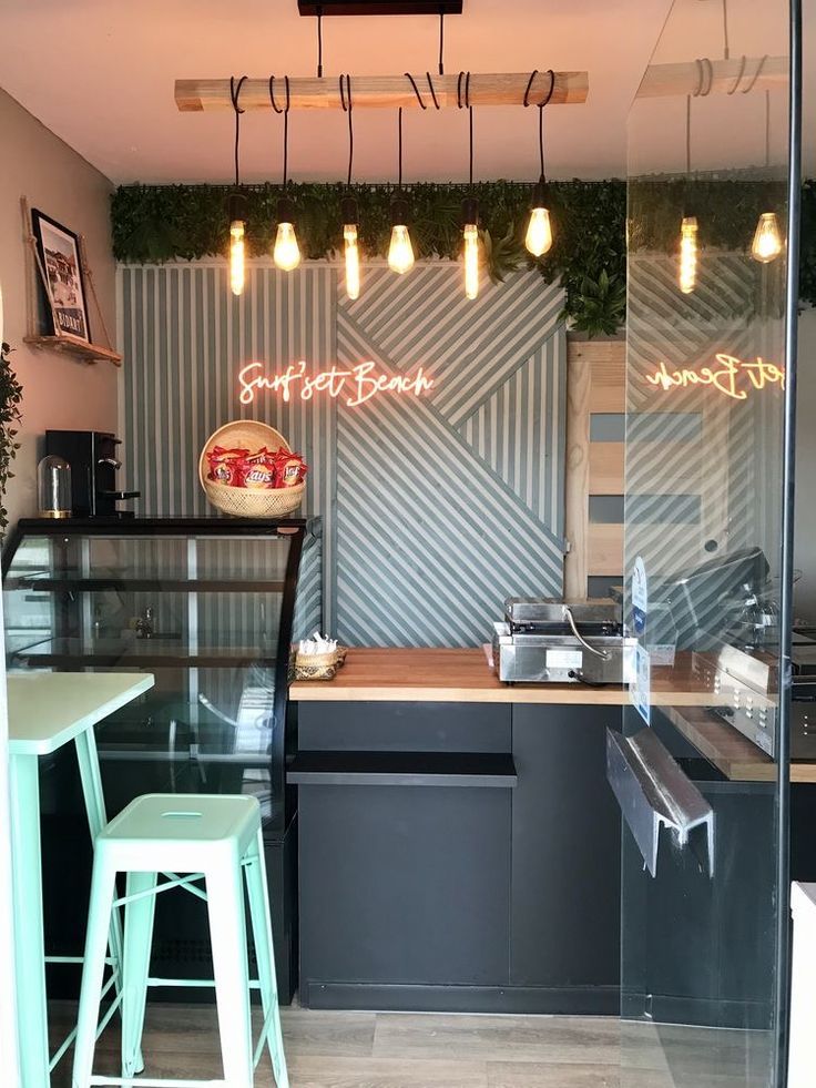 Small Snacks Shop Design, Bakery Accent Wall, Small Cafe Shop Design, Small Cafe Decor, Small Cafeteria Design, Snack Shop Design, Small Bakery Design, Small Cafe Ideas, Mini Cafeteria Ideas