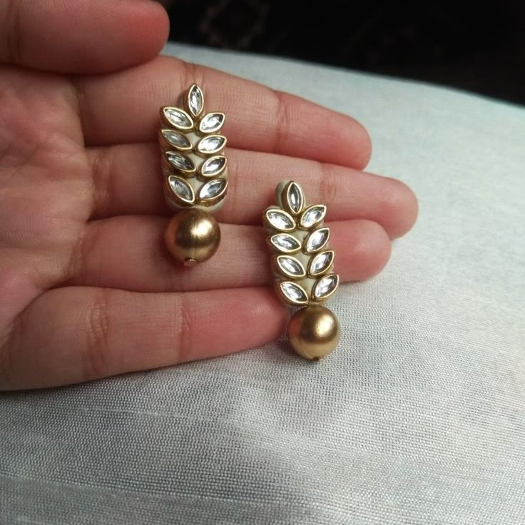 Handmade earrings with kundan and clay. Handmade Jhumka Earrings, Handmade Kundan Earrings, Kundan Handmade Jewellery, Kundan Earrings Handmade, Diy Kundan Earrings, Kundan Earrings Studs, Kundan Jewellery Making, Kundan Studs Earrings, Handmade Kundan Jewellery