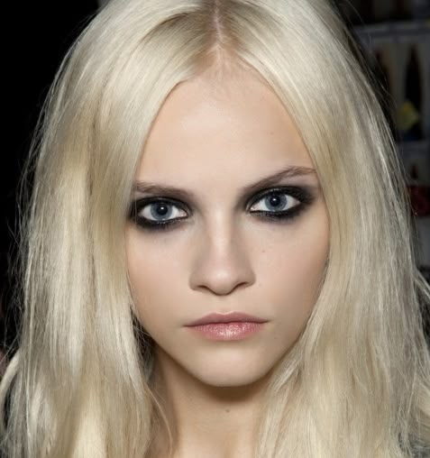 Grunge Goddess Grunge Eye Makeup, Makeup Runway, Ginta Lapina, 90s Grunge Hair, Black Eye Makeup, Runway Inspiration, Look Grunge, Taylor Momsen, Edgy Makeup