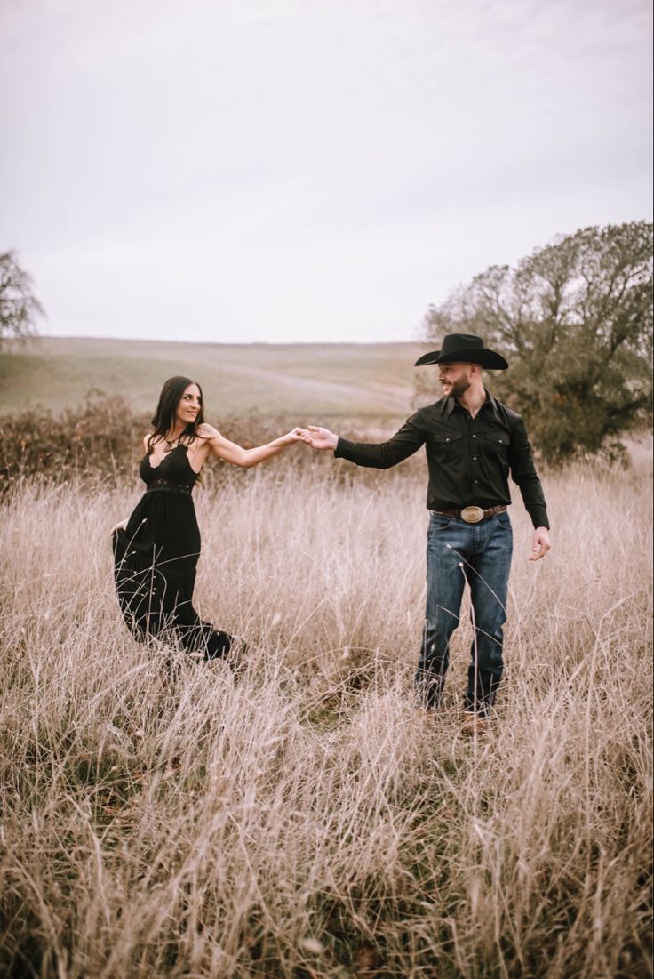 Country Photoshoot Ideas Unique Couples Photos, Western Engagement Pictures, Photoshoot Western, Western Photoshoot Ideas, Western Couple Photoshoot, Western Engagement Photos, Country Photoshoot, Western Photo Shoots, My Love Photo