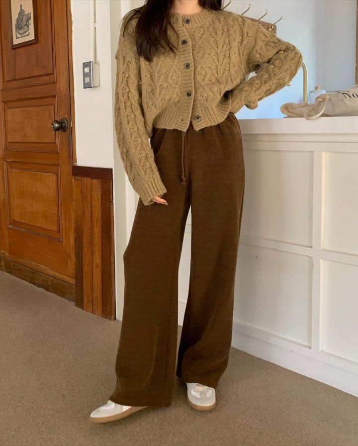 Light Brown Pants Outfit, Brown Cardigan Outfit, Korean Aesthetic Outfits, Brown Pants Outfit, Wide Leg Outfit, Jeans And T Shirt Outfit, Sneaker Outfits Women, Brown Knit Sweater, Casual College Outfits