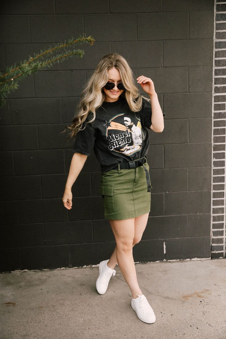 how to style green in everyday outfits // give your leggings a break and opt for an army green skirt paired with a graphic tee | Buckle Army Green Skirt Outfit, Green Mini Skirt Outfit, Green Skirt Outfits, Green Outfits For Women, Green Denim Skirt, Army Green Skirt, Teal Bridesmaid Dresses, Outfits Gorditas, Casual Outfit Ideas