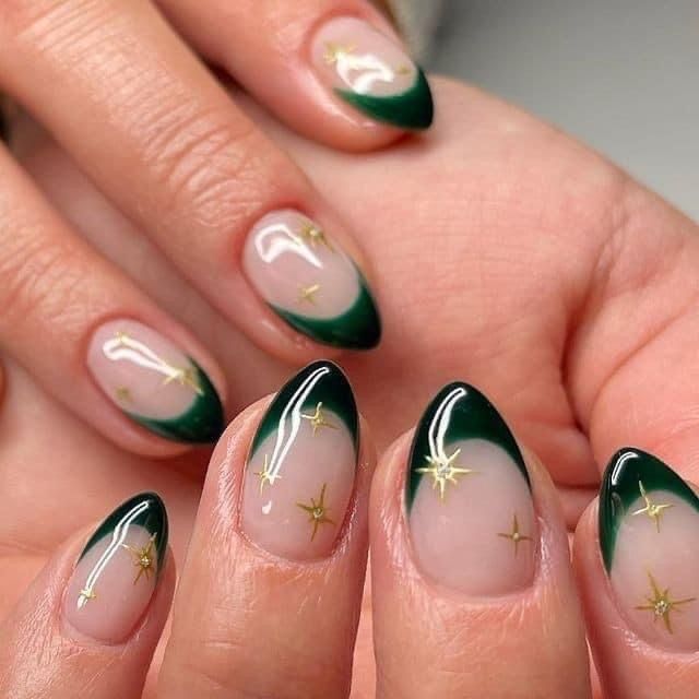 Green Biab Nail Design, Cute Nail Ideas For Graduation, Green Gold Manicure, Green And Gold Biab Nails, White Green Nails Ideas, Green Gold Star Nails, Nail Green Gold, Emerald Green Nail Inspo Almond, Green Nails With Gold Stars