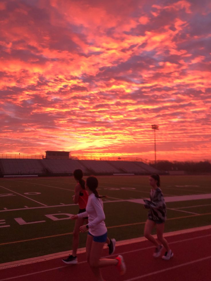 sunset, track, running, colorful, aesthetic, cross country Cross Country Practice, Athletics Track, Field Athletes, Track Pictures, Runners High, Cross Country Running, Running Track, Shotting Photo, Sports Aesthetic