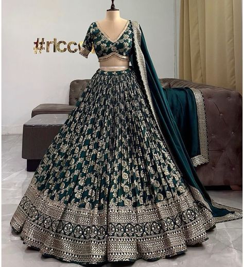 Black Bridal Lengha, Trending Lehenga Designs, Marriage Dresses, Brown Weddings, Lehenga Ideas, Shiva Tandav, Indian Fits, Designs Clothes, Brocade Lehenga