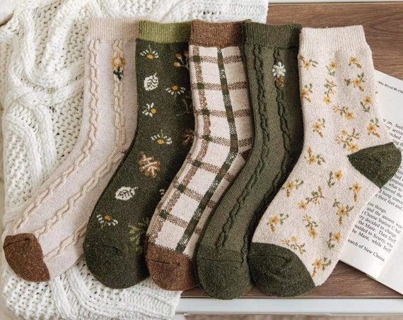 Warm Winter Socks, Cottagecore Accessories, Vintage Socks, Floral Socks, Cottagecore Outfits, Socks Cute, Winter Socks, Floral Retro, Cute Socks