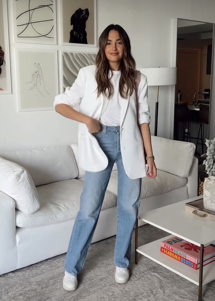 Slim Blazer Outfits, Work Outfits Women White Blazer, White Blazer Outfit Formal, White Blazer With Jeans Outfit, White Blazer Outfit Spring, White Blazer Office Outfit, Styling A White Blazer, Outfit Blazer Blanco Casual, White Blazer Work Outfit