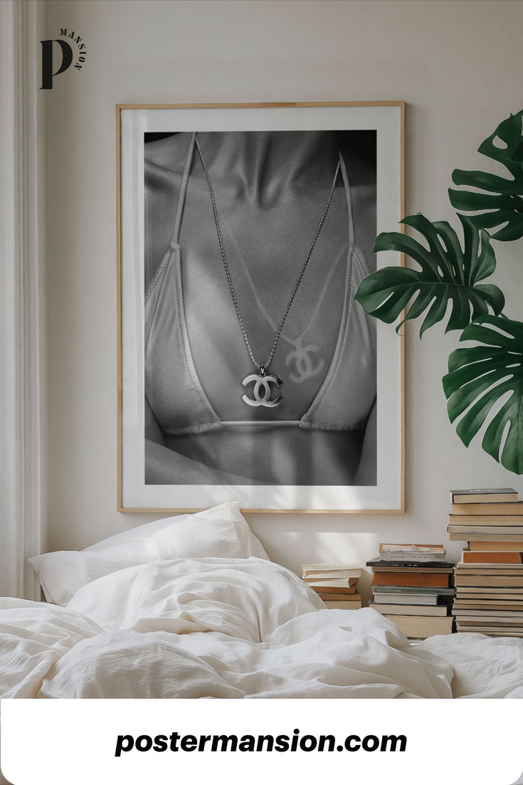 black and white poster of a woman with a chanel necklace Fashion Prints Art Wall Decor, Tulane Dorm, Picture Above Bed, Easter Bedroom, Paintings Aesthetic, College House Decor, Home Decor Black And White, Trendy Posters, Office Aesthetic