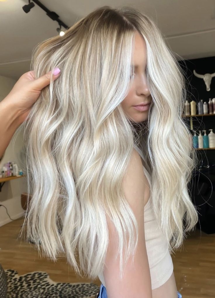 Wedding Hair Color Blonde, Highlights Bright Blonde, Warm And Cool Blonde Hair, Bright Blonde Hair Dark Roots, Bright Fall Blonde, Blonde Spring Hair Color, Summer Blonde 2023, Bright Blonde Hair With Shadow Root And Money Piece, Bright Blonde Full Highlights