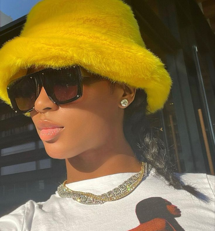 @ 1dessdior Pink Cap Outfit, Fuzzy Bucket Hat Outfit, Fur Hat Outfit, Nicki Minaj Concert, Cap Outfit, Beautiful Photoshoot Ideas, Stylish Glasses, Dior Fashion, Tomboy Outfits