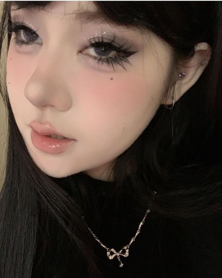 Dark Eye Makeup Hooded Eyes, Dark Doyun Makeup, Smoky Douyin Makeup, Douyin Makeup Black, Dark Douyin Makeup, Dark Eye Makeup, Inspo Makeup, Chinese Makeup, Douyin Makeup