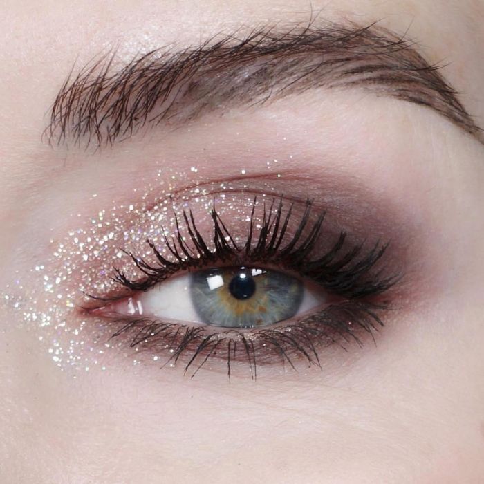 Sparkly Neutral Eye Makeup, Eyeliner And Glitter Eyeshadow, Makeup Looks Glitter Eyeshadow, Simple Makeup Looks Glitter, Glitter Eyeshadow Simple, Natural Sparkly Eye Makeup, Wedding Makeup Glitter Eyes, Cheerleading Makeup Ideas Glitter, Euphoria Makeup Hooded Eyes