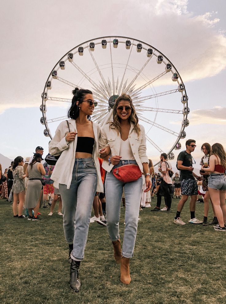 Festival Outfits Round Up - Pam Hetlinger goes to Coachella wearing Denim and Boots | TheGirlFromPanama.com Belt Bag Outfit, Rain Outfit, Waist Purse, Look Festival, Summer Music Festivals, Music Festival Outfits, Music Festival Outfit, Coachella Outfit, Women's Bags By Style