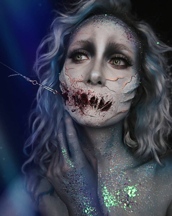 @simonehere makeup by Simone Christoffersen #makeup #siren #mermaid #sirenmakeup #sfxmakeup #sfx #hooked #kryolan #bodypaint #glitter #creativemakeup Scary Mermaid, Siren Makeup, Mermaid Makeup Halloween, Makeup Ideas For Halloween, Mermaid Siren, Sparkly Makeup, Magical Mermaid, Transform Yourself, Purple Eye Makeup