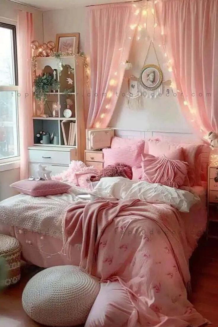 Dusty Pink Curtains, Pink Desk Decor, Pink Decor Ideas, Pink Dorm Room Decor, Dorm Room Decor Ideas, Pink Dorm Rooms, Pink Dorm, Dorm Inspiration, Curtain Styles