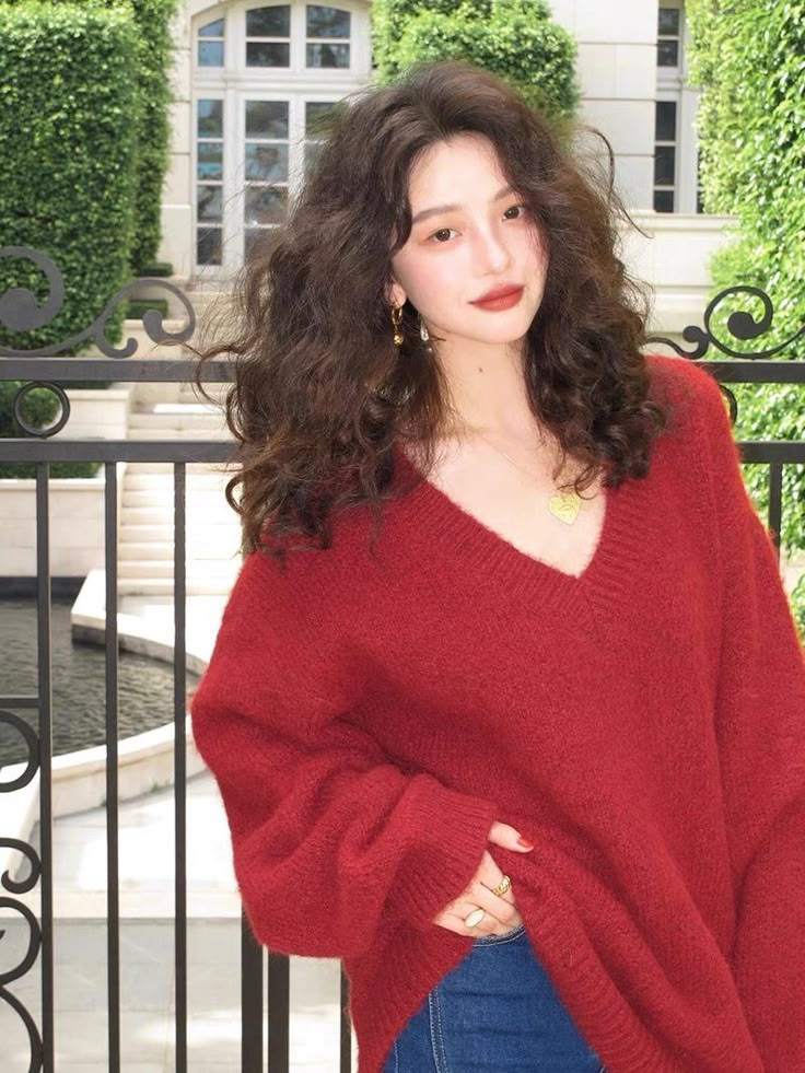 Red Sweater Outfit Aesthetic, Winter Red, Fashion Top Outfits, Everyday Fashion Outfits, Red Sweater, Beautiful Lady, Fashion Mistakes, Loose Sweater, Fashion Photoshoot