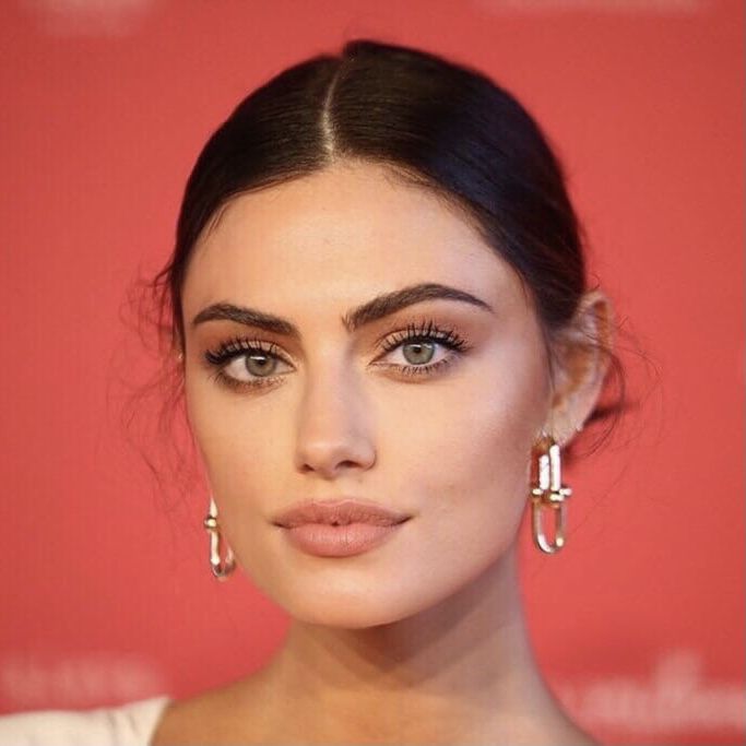 Phoebe Tonkin Face, Phoebe Tonkin Makeup, Phobie Tonkin, Brunette Green Eyes, Looks For Green Eyes, Daytime Makeup, Fresh Face Makeup, Red Carpet Makeup, Makeup Looks For Green Eyes