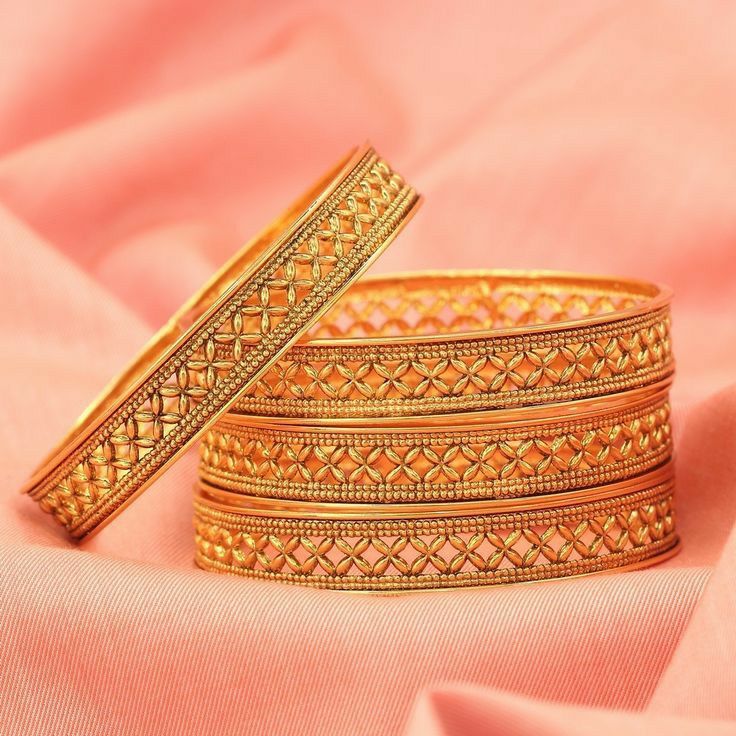 Gold Jewellery Bangles, Gold Kangan, Gold Bangles Indian, Gold Bangles For Women, Gold Bangle Set, Trendy Jewerly, Bangles Design, Chur, Jewelry Bracelets Gold