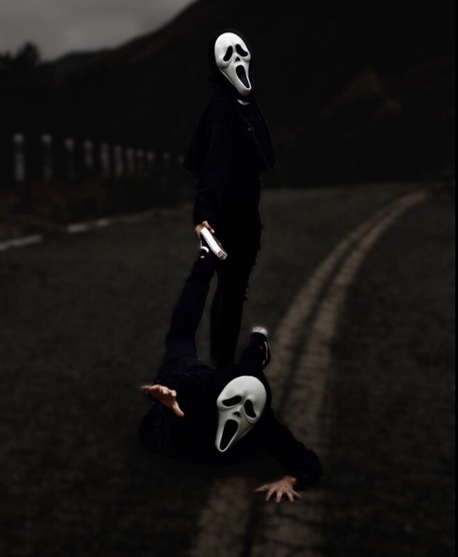 Halloween en pareja disfraz de scream Scream Mask Family Photoshoot, Ghost Face Family Photoshoot, Scream Photoshoot Friends, Ghostface Photoshoot Friends, Masked Photoshoot, Ghostface Couple Photoshoot, Scream Photoshoot Couple, Halloween Mask Photoshoot, Scream Couple Pictures