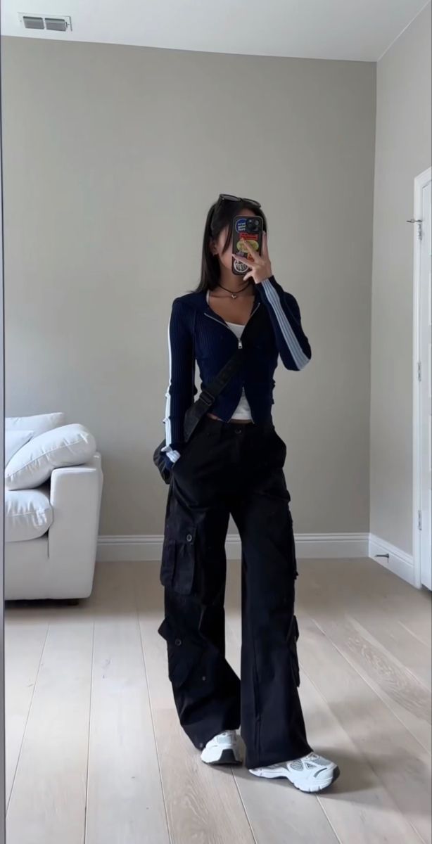 Style Inspiration Tomboy, Cute Girl Asthetics Outfit, Outfit Ideas Soft Grunge, Streetwear Outfit Ideas For Women, Korean Style Streetwear, Black Flare Leggings Outfit Aesthetic, Aesthetic Outfits Girl Korean, Girly Baggy Clothes Aesthetic, Bad Girl Outfits Aesthetic