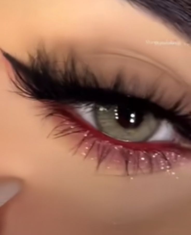 Make Up Ideas For New Years Eve, New Years Eyeshadow Looks Sparkle, Red And Brown Eye Makeup, Makeup Look For Red Outfit, Red Silver Eye Makeup, Supergirl Makeup Halloween, Red Makeup Looks Easy, Red And Gold Makeup Looks Simple, Casual Christmas Makeup Looks