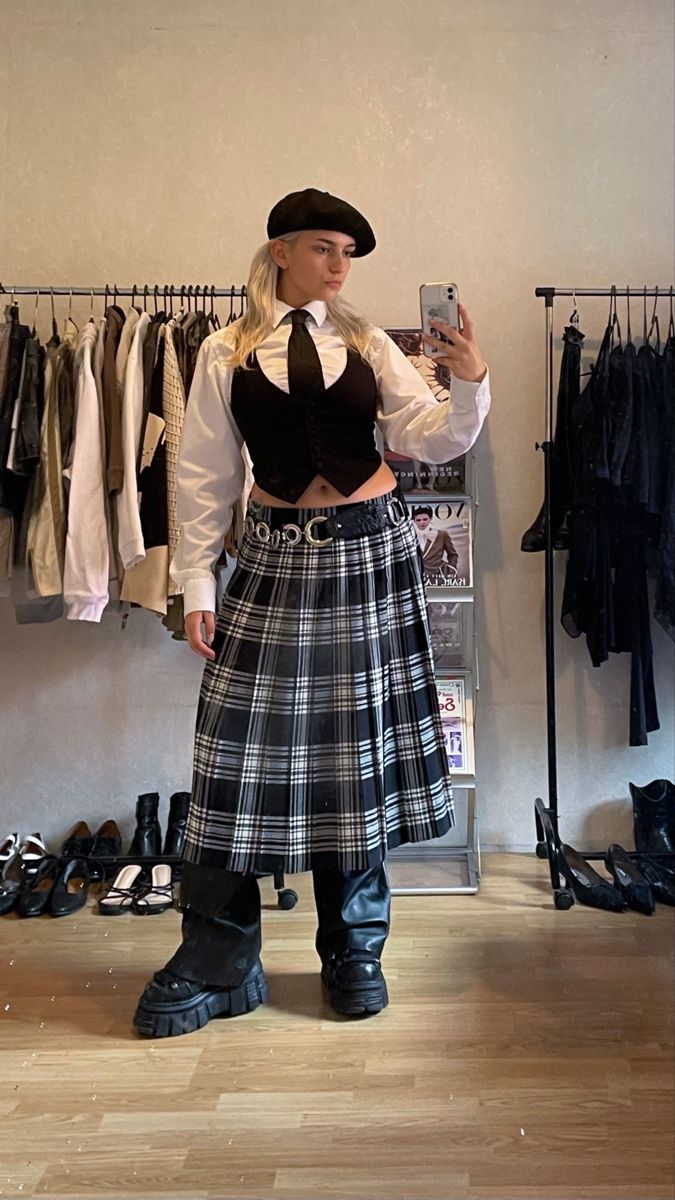 Back Skirt Outfit, Grunge Core Outfits, Punk Formal Outfit, Formal Punk, Formal Grunge Outfits, Check Dress Outfit, Monster High Aesthetic Outfit, Tartan Skirt Outfit, Chinese Street Style Fashion