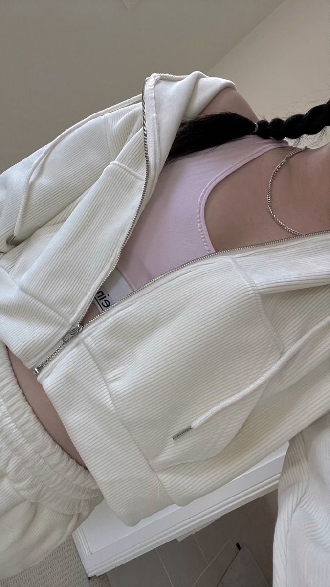 Crop Zipper Hoodie Outfit, Small Zip Up Hoodie Outfit, White Cropped Hoodie Outfit, How To Style Cropped Hoodie, Cropped Zipper Hoodie Outfit, White Zip Up, White Cropped Zip Up Hoodie Outfit, Cropped Hoodie Aesthetic, White Cropped Sweater Outfit