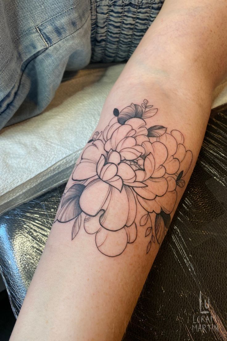 Shows an arm with fresh black linework tattoo of a peony. With black line details and shading. Delicate Peony Tattoo, Blackwork Floral Tattoo, Nature Inspired Tattoos, Peony Tattoo Design, Blackwork Floral, Delicate Flower Tattoo, Peony Tattoo, Inspired Tattoos, Peonies Tattoo