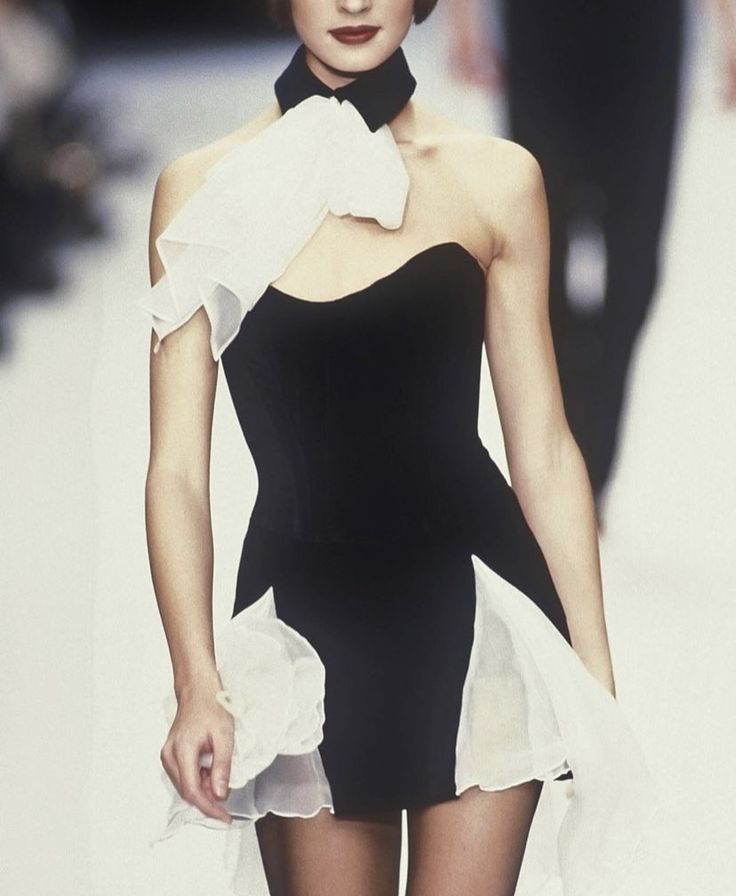 Chantal Thomass, 90s Runway Fashion, Runway Fashion Couture, Vintage Runway, Runway Outfits, Modern Vintage Fashion, Claudia Schiffer, Vintage Couture, Fashion Styling