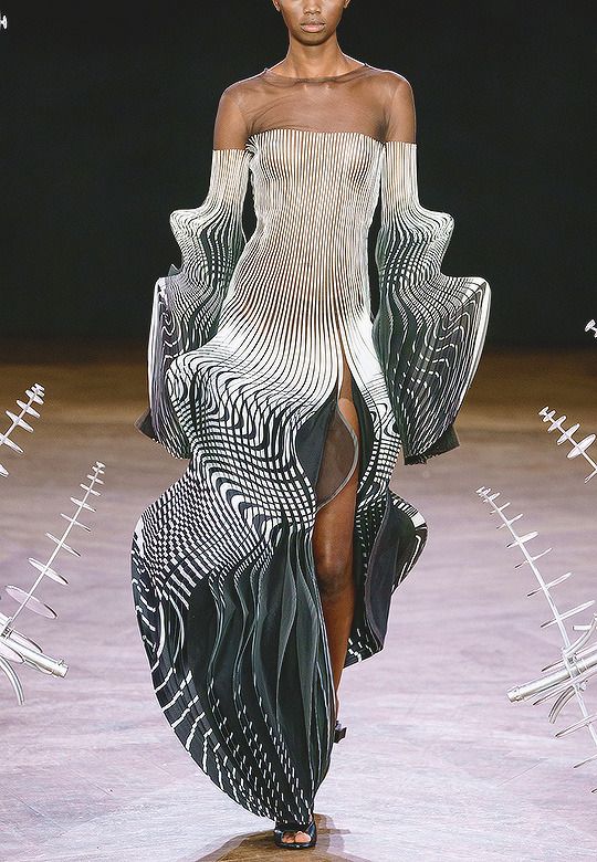 Haute Couture Runway 2023, Iris Van Herpen Couture, Iris Van Herpen, Chanel Cruise, Stephane Rolland, Catwalk Fashion, Couture Mode, Weird Fashion, Christy Turlington