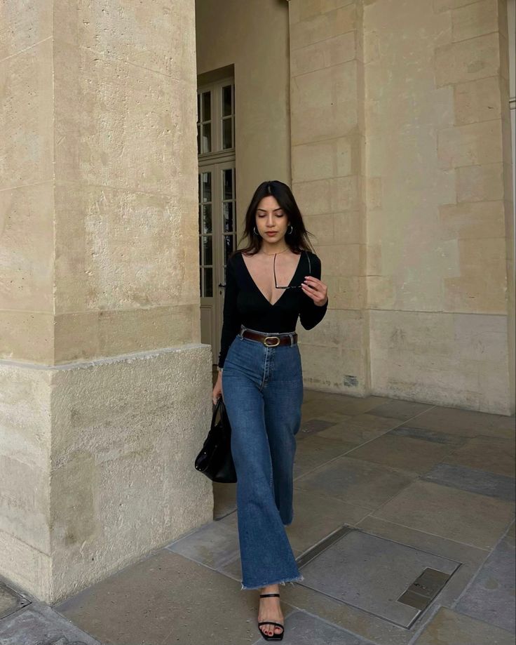 Hourglass Outfits Casual Classy, Dark Feminine Outfits Summer, Outfit Recipes, Parisian Summer, Outfit Elegantes, Feminine Outfits, Spring Trends Outfits, Navy Style, Printed Pleated Skirt