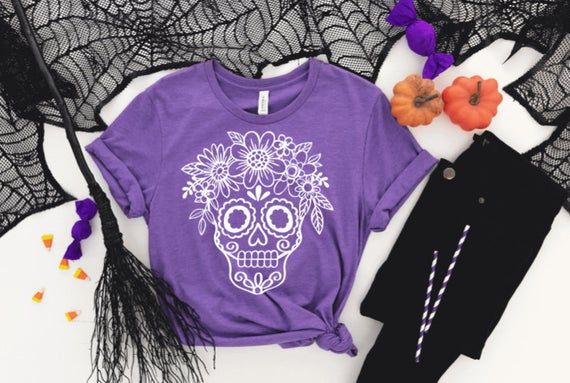 Day of the dead t-shirt! Shirts are unisex and is available in different colors and sizes.Image is available in different colors.Colors available are rose gold, gold, black & white. If you would like a different color please message me.Shirts are unisex/men's sizes. Size down for a tighter fit.Shirt color may look different in person.Image is made with iron on vinyl.Do Not:BleachIronDry cleanWash in cold water and tumble dry on low. Calavera Halloween, Sugar Skull Shirt, Mexico Day Of The Dead, Sugar Skull Costume, Sugar Skull Halloween, Sugar Skull Girl, Sugar Skull Design, Skull Hand, Skull Shirt