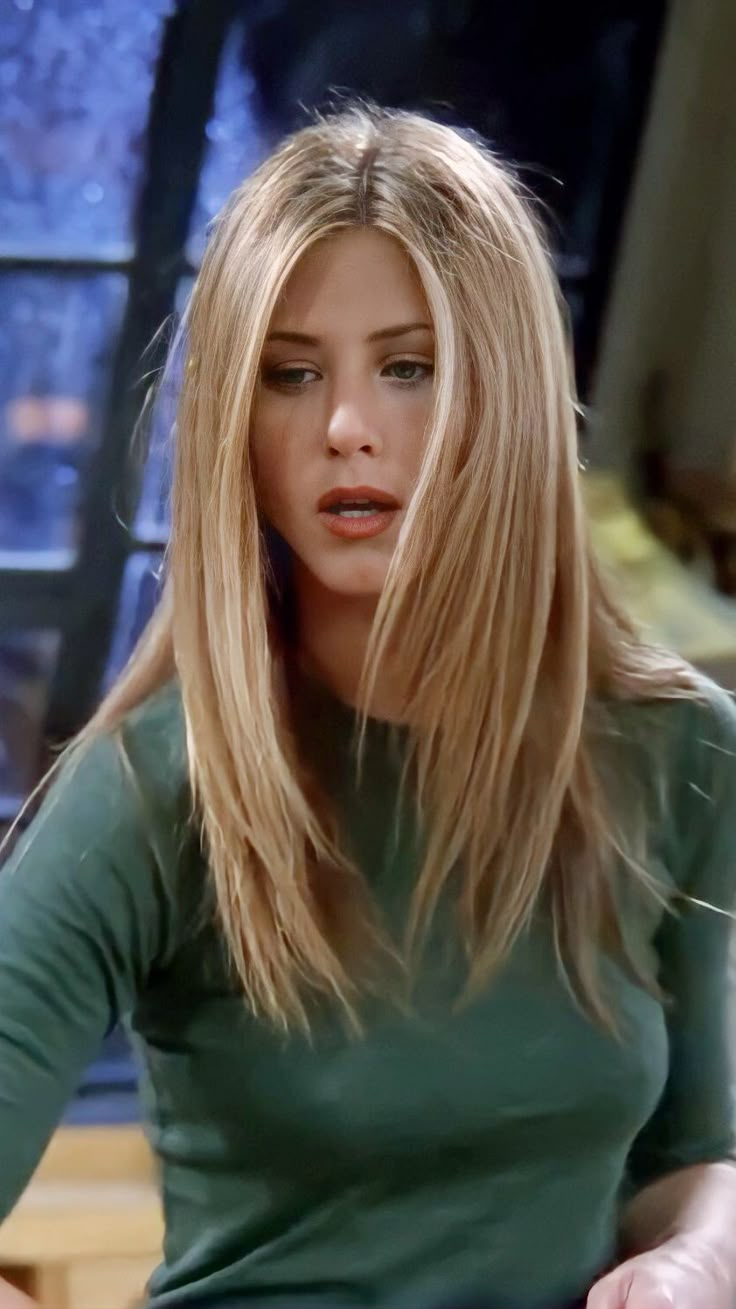 Jen Aniston Hair 90s, Jennifer Aniston 2000s Hair, Jennifer Anniston Blonde Hair, Jenn Aniston Hair, Jennifer Aniston Hair Layers Medium, Straight Hair Soft Layers, Jennifer Aniston Hair Blonde, Rachel Green Hair Blonde, The Jennifer Haircut