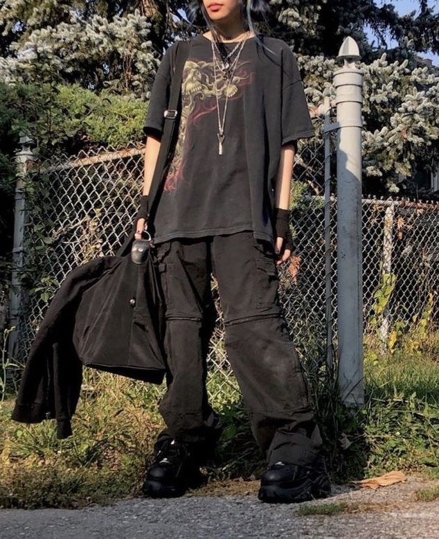 Grunge Fashion, Comfy Outfit Inspo, Fashion, Fall Fashion, Alt Fashion, Ripped Jeans, Band Tee Look Grunge, Alt Outfits, Baggy Clothes, Tomboy Style Outfits, Alt Fashion, Oversized Style, Swaggy Outfits, Tomboy Fashion, Alternative Outfits