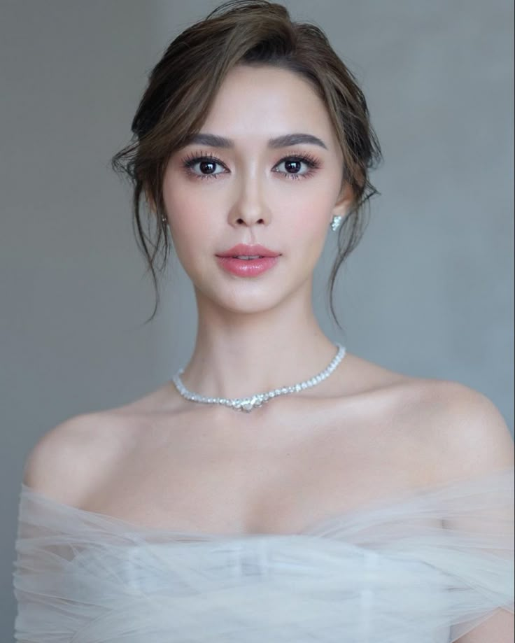 Bride Makeup Asian, Korean Wedding Hair, Layer Oval, Bridesmaid Hairdo, Asian Wedding Makeup, Bridesmaid Hair Inspo, French Crop, Light Makeup Looks, Romantic Wedding Hair