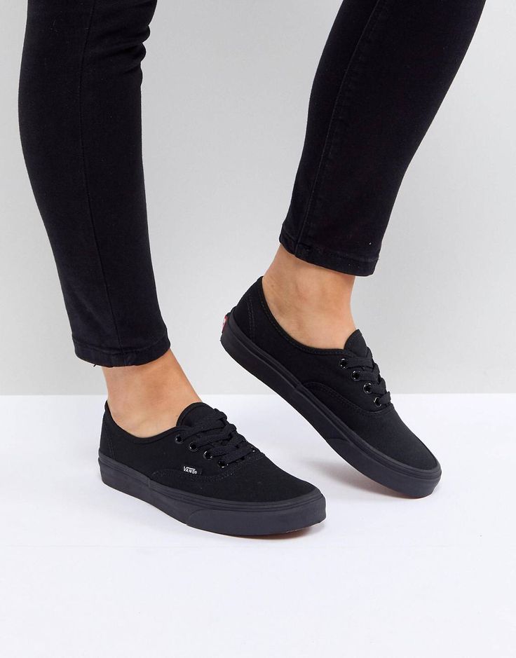 All Black Vans, Black Monochrome, Vans Outfit, Basket Noir, Black Vans, Vans Black, Vans Shop, Triple Black, Vans Authentic